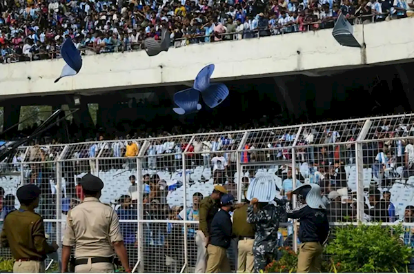 梅西印度行首站骚乱！主办方管理差，球迷高呼退票还破坏球场