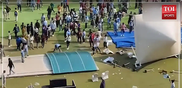 梅西印度行首站骚乱!主办方管理差,球迷高呼退票还破坏球场