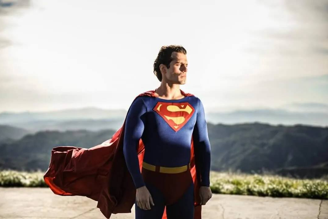 扎导晒卡维尔首试超人战衣照：华纳当年就靠这张图拍板定角