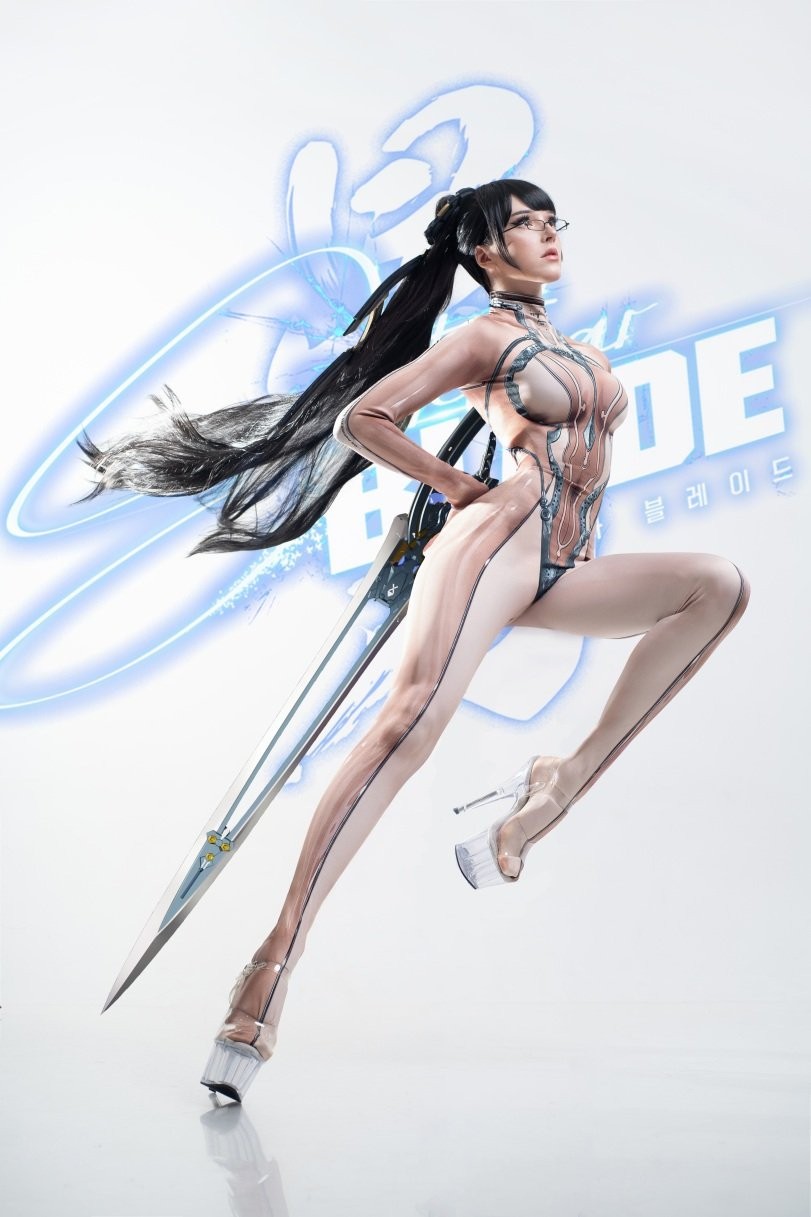 拉脱维亚知名coser用透明装演绎星刃女主伊芙,超火辣