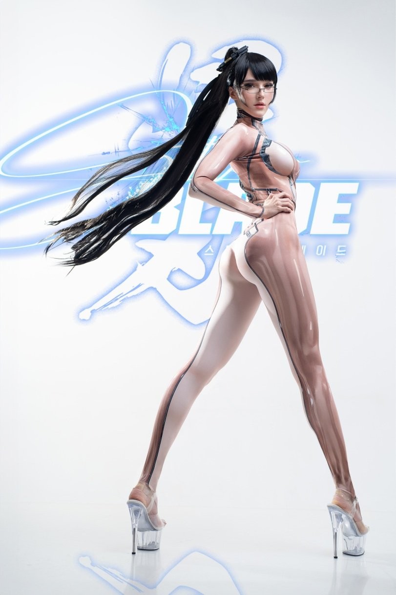 拉脱维亚知名coser用透明装演绎星刃女主伊芙,超火辣