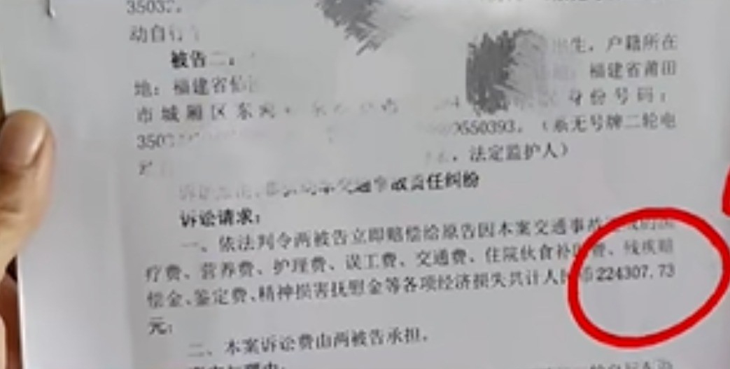 福建女子骑车拐弯摔倒被扶起，初中生却被判次责引热议