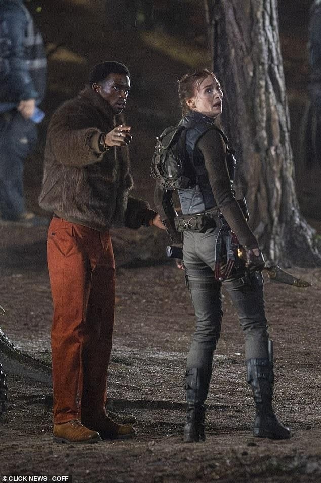 古墓丽影真人剧集新剧照曝光，索菲·特纳剧中刀战等精彩画面