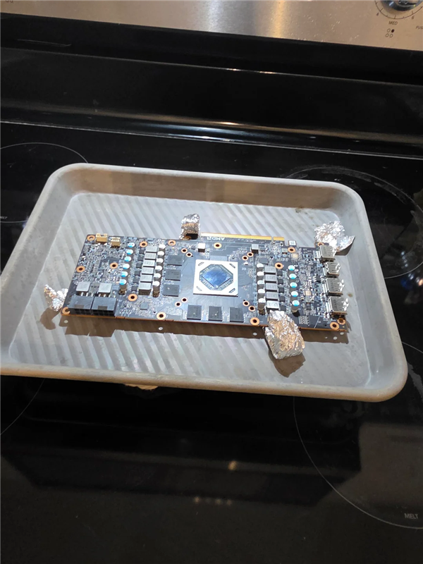 报废Radeon RX 6700 XT显卡经烤箱烘烤后复活，原理及风险需知