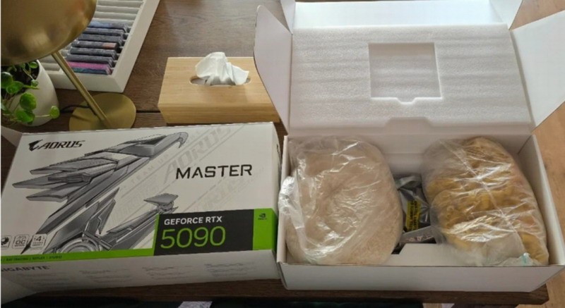 亚马逊买RTX5090收到两袋大米?荷兰网友3万块显卡被调包实录