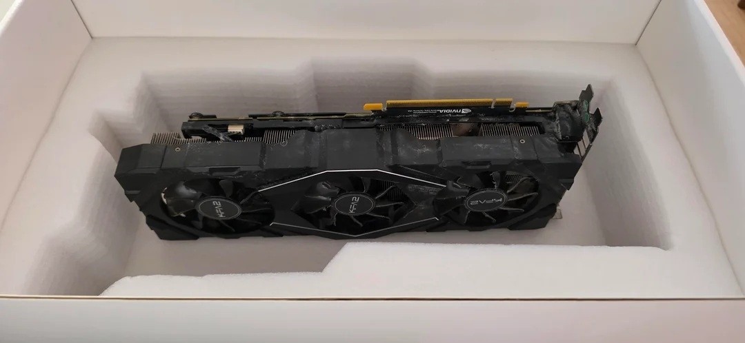 亚马逊买RTX5090收到两袋大米?荷兰网友3万块显卡被调包实录